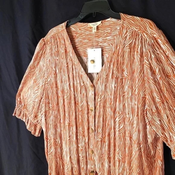 3/$25 Como Blu V Neck Button Down Top - Picture 5 of 12